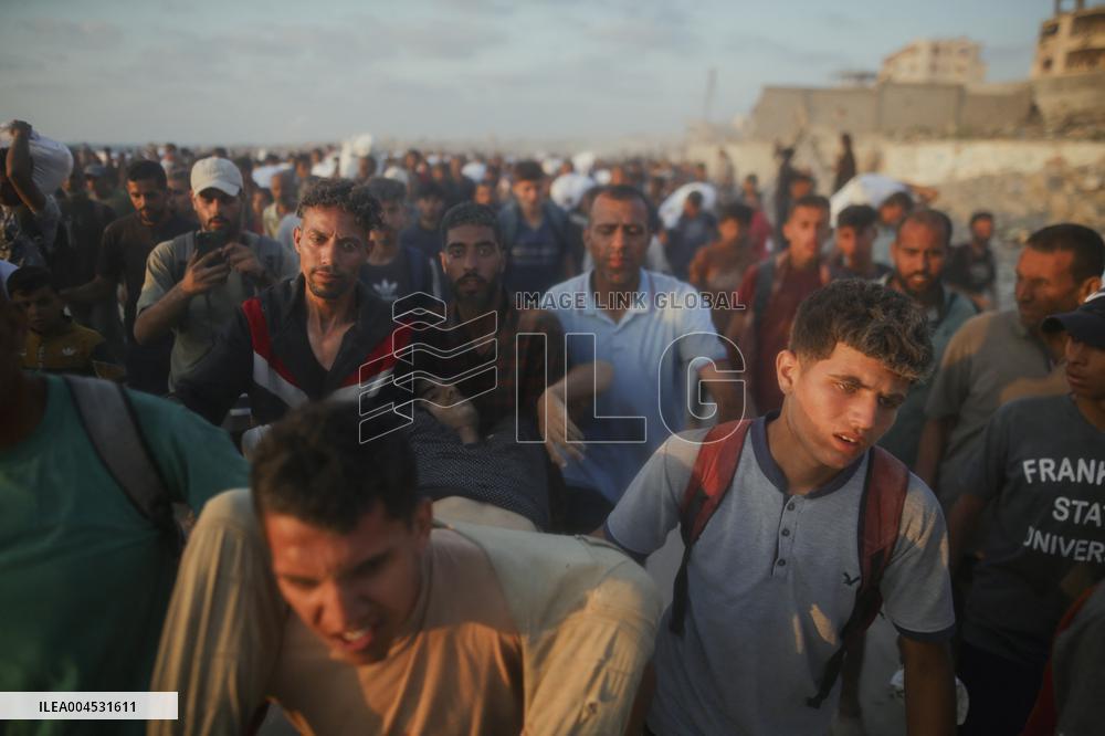 Flour Aid Reaches Gaza Residents