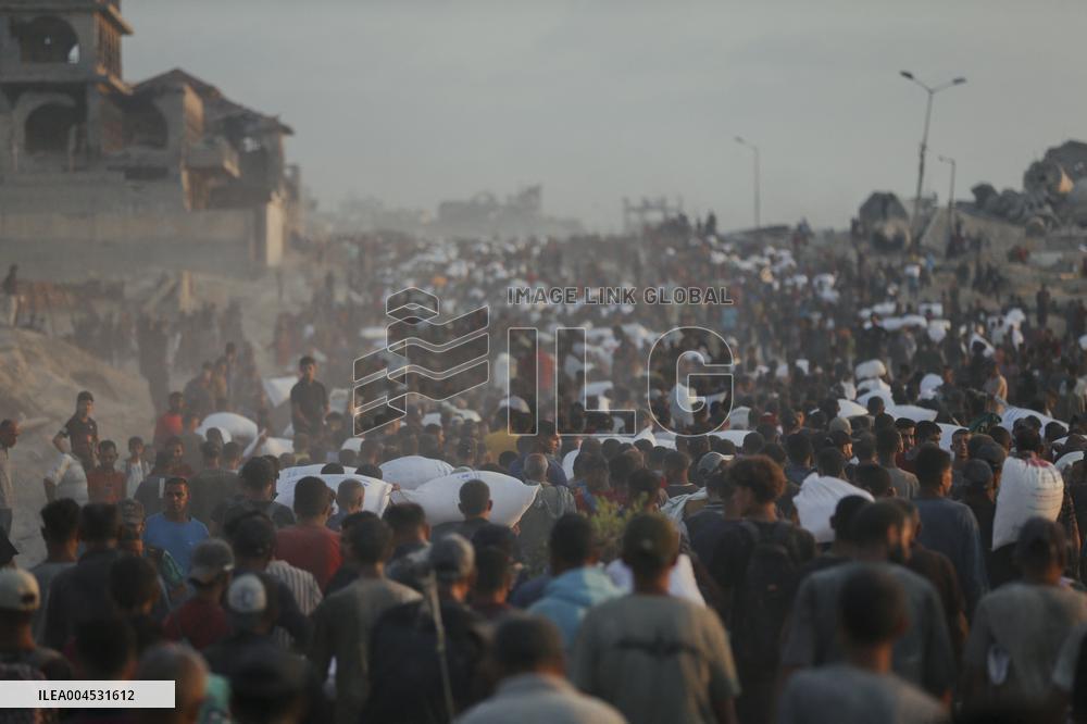 Flour Aid Reaches Gaza Residents