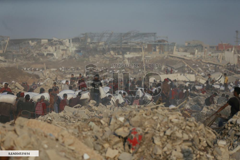 Flour Aid Reaches Gaza Residents