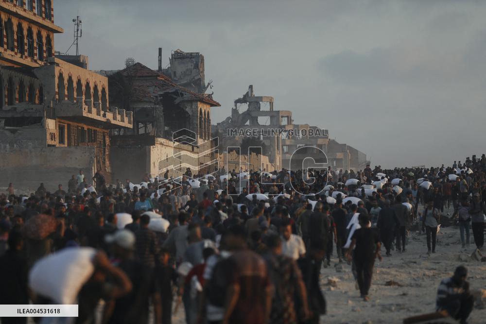 Flour Aid Reaches Gaza Residents