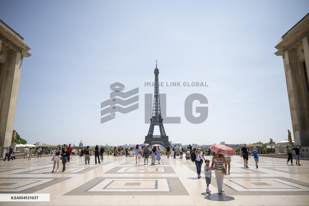 Heatwave Illustration - Paris