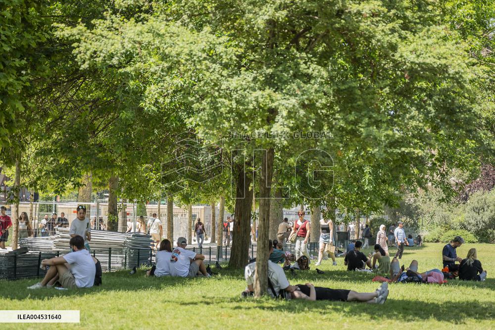 Heatwave Illustration - Paris