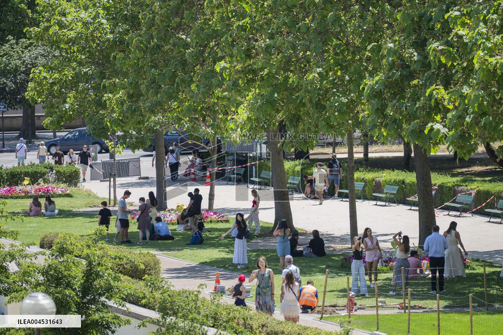 Heatwave Illustration - Paris