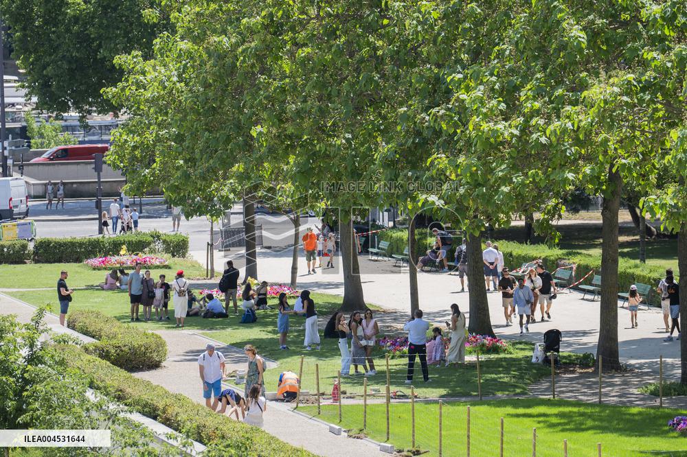 Heatwave Illustration - Paris