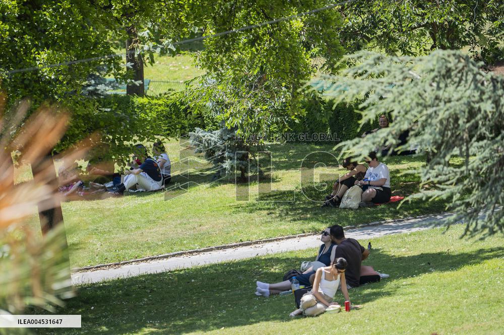 Heatwave Illustration - Paris