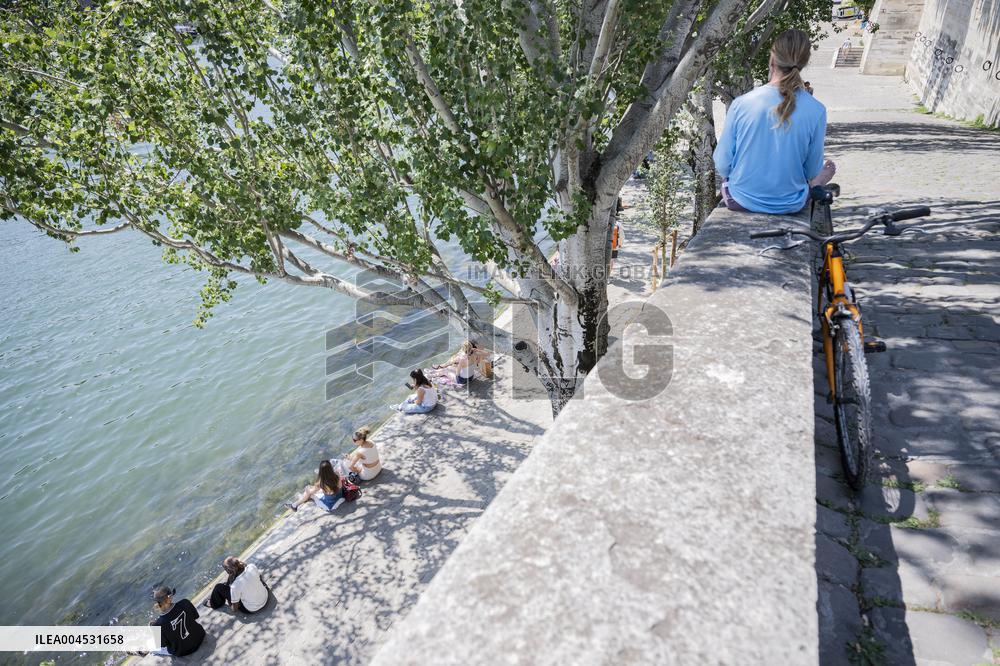 Heatwave Illustration - Paris