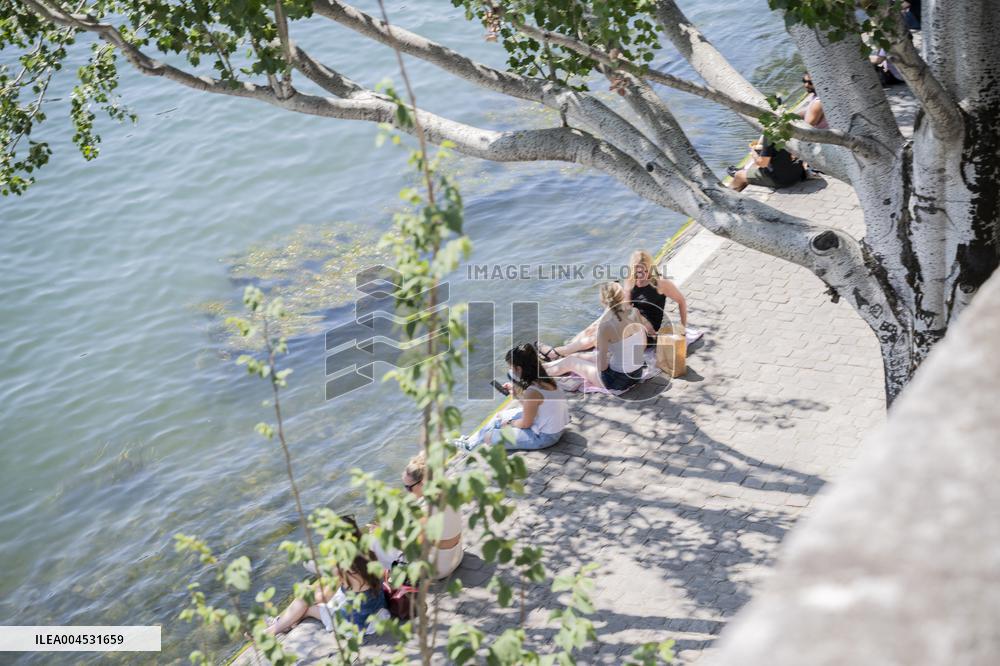 Heatwave Illustration - Paris