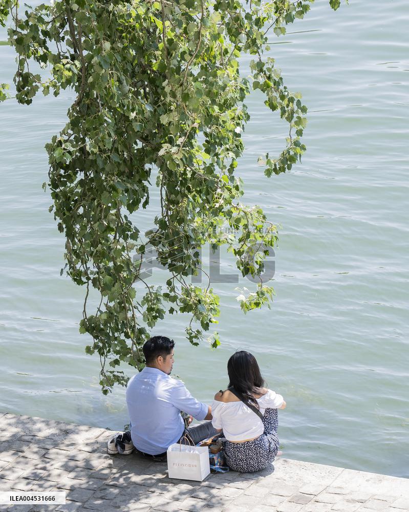 Heatwave Illustration - Paris