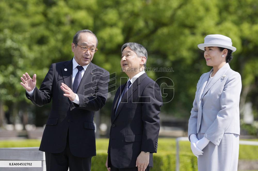 Emperor, empress visit Hiroshima