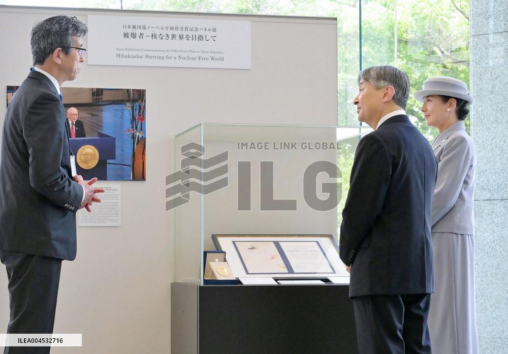 Emperor, empress visit Hiroshima