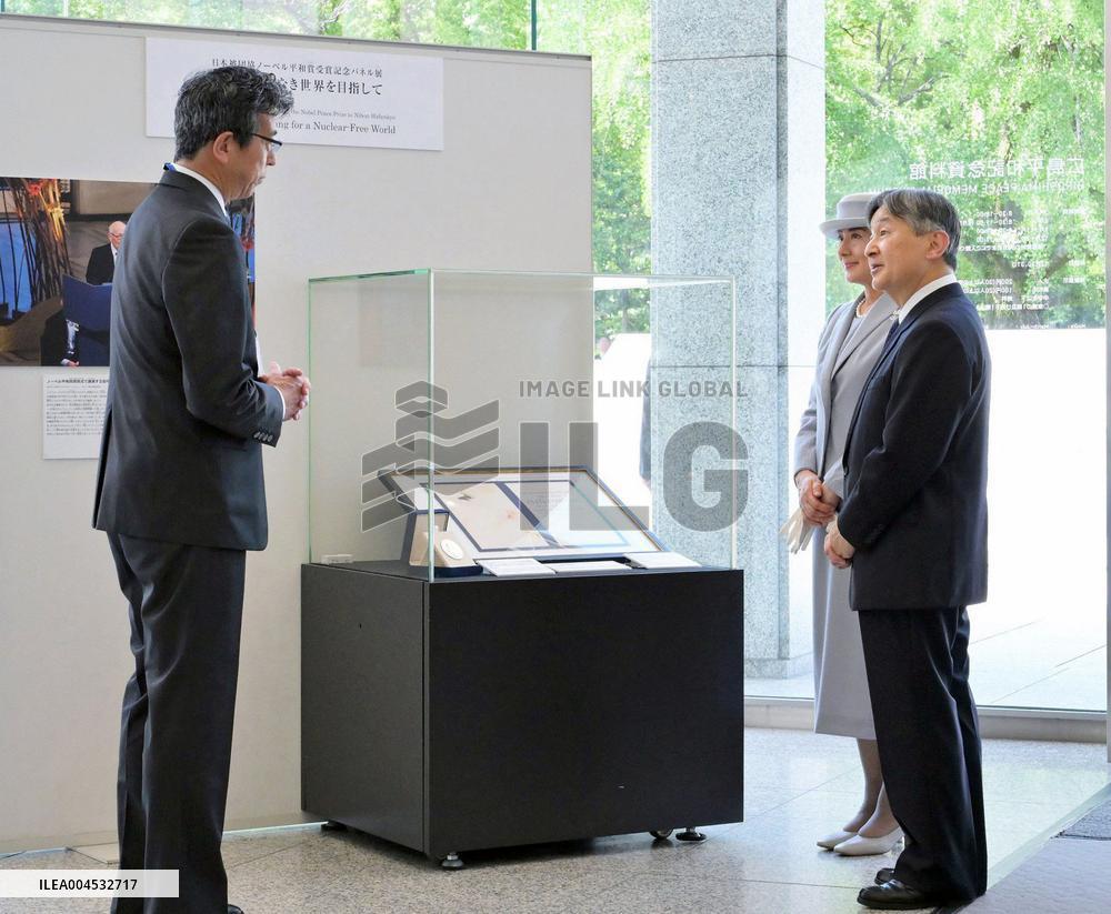 Emperor, empress visit Hiroshima