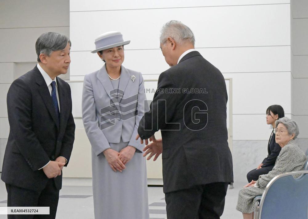 Emperor, empress visit Hiroshima