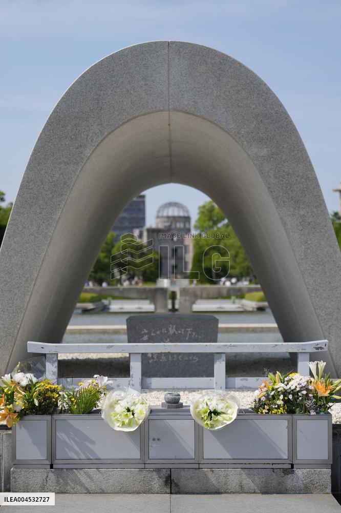 Emperor, empress visit Hiroshima