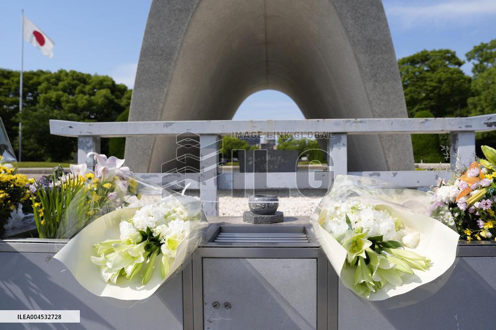 Emperor, empress visit Hiroshima