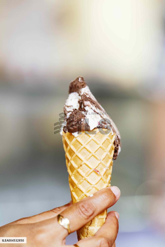 Illustration - Cooling Down on A Hot Day - Montauban