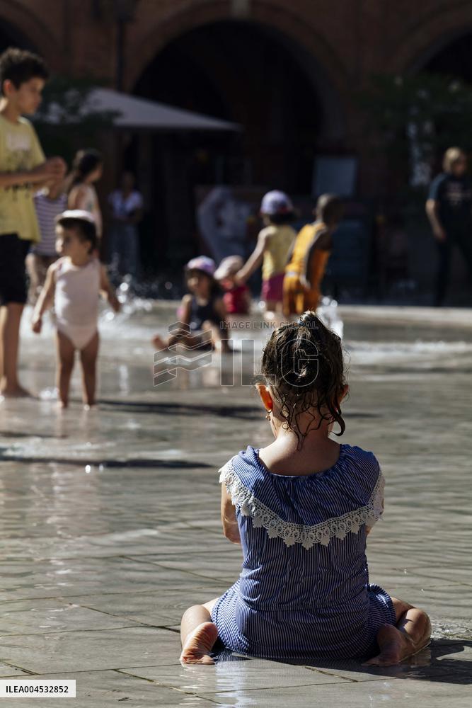 Illustration - Cooling Down on A Hot Day - Montauban