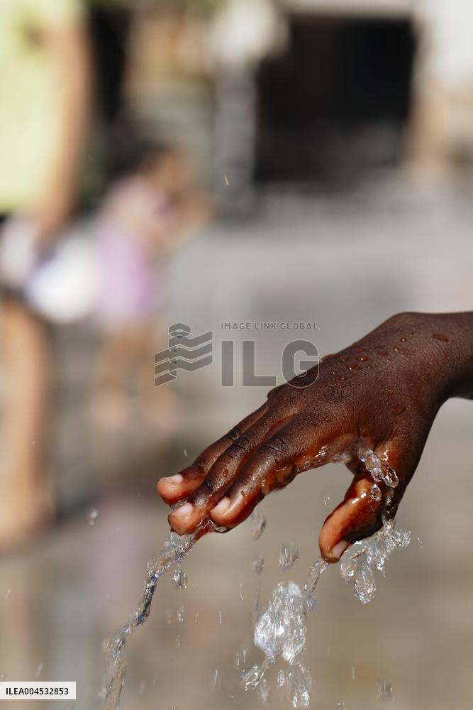 Illustration - Cooling Down on A Hot Day - Montauban