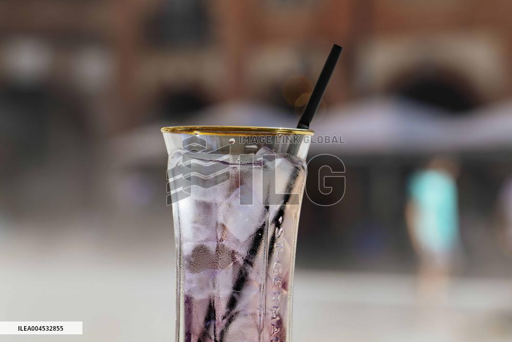 Illustration - Cooling Down on A Hot Day - Montauban