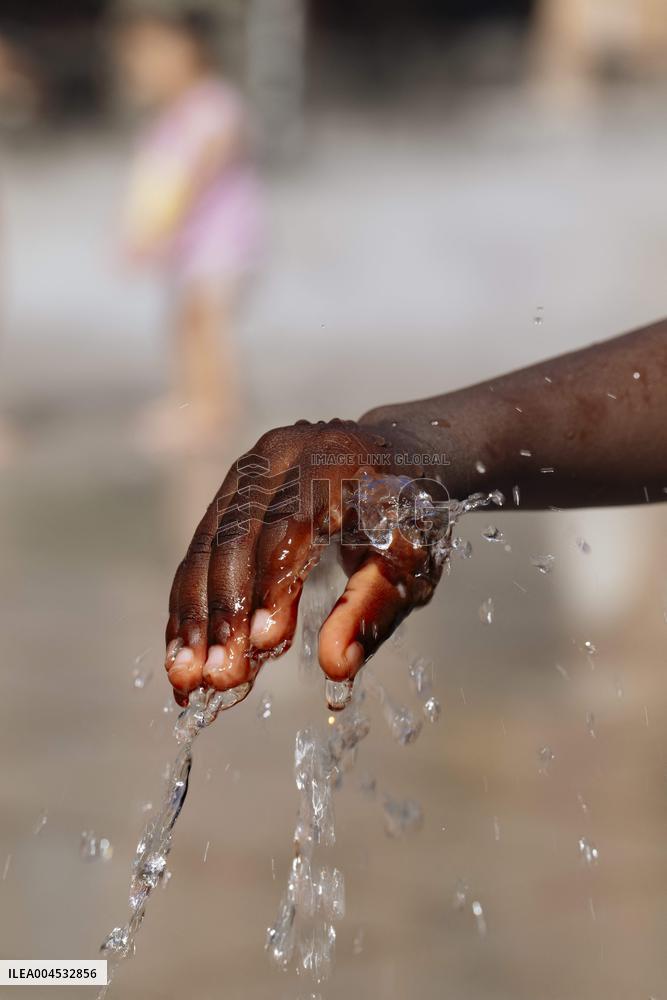 Illustration - Cooling Down on A Hot Day - Montauban