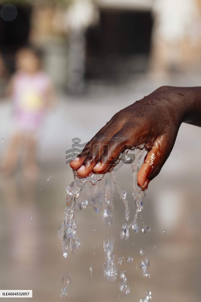 Illustration - Cooling Down on A Hot Day - Montauban