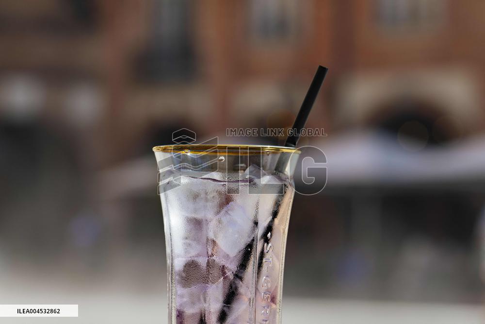 Illustration - Cooling Down on A Hot Day - Montauban