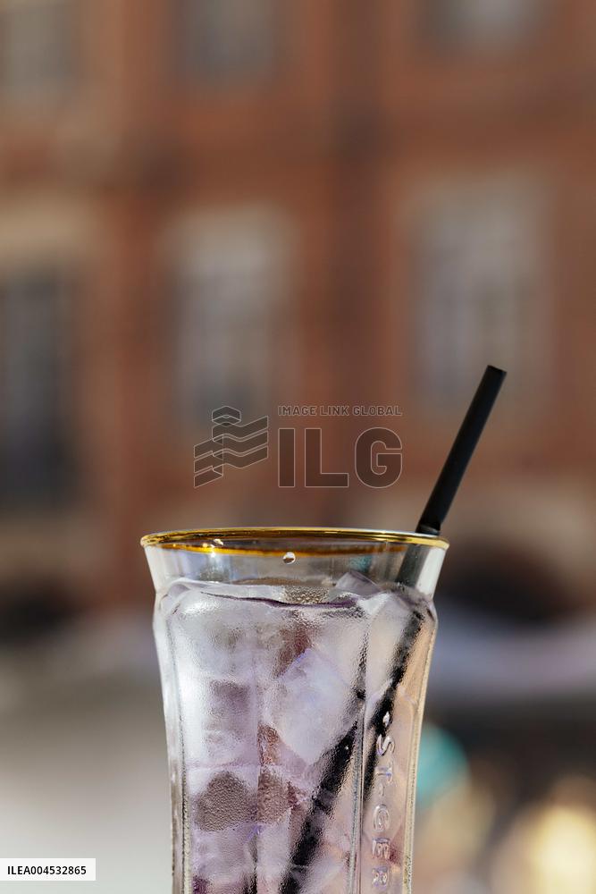 Illustration - Cooling Down on A Hot Day - Montauban