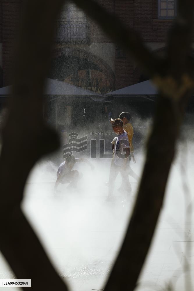Illustration - Cooling Down on A Hot Day - Montauban