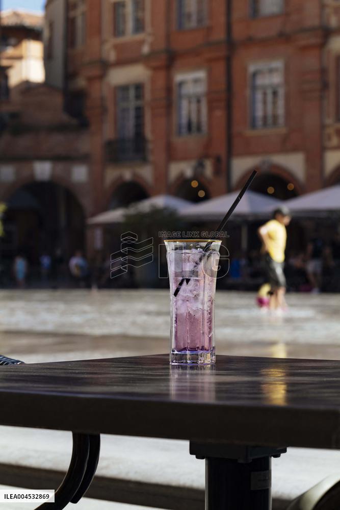 Illustration - Cooling Down on A Hot Day - Montauban