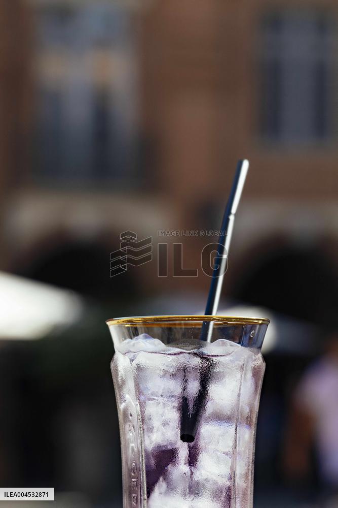 Illustration - Cooling Down on A Hot Day - Montauban