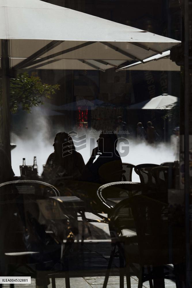 Illustration - Cooling Down on A Hot Day - Montauban