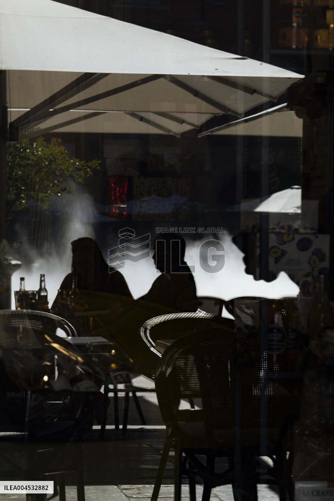 Illustration - Cooling Down on A Hot Day - Montauban