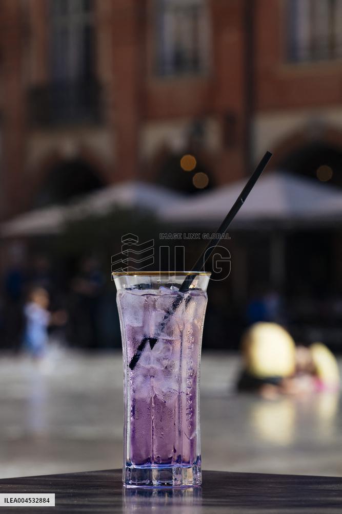 Illustration - Cooling Down on A Hot Day - Montauban