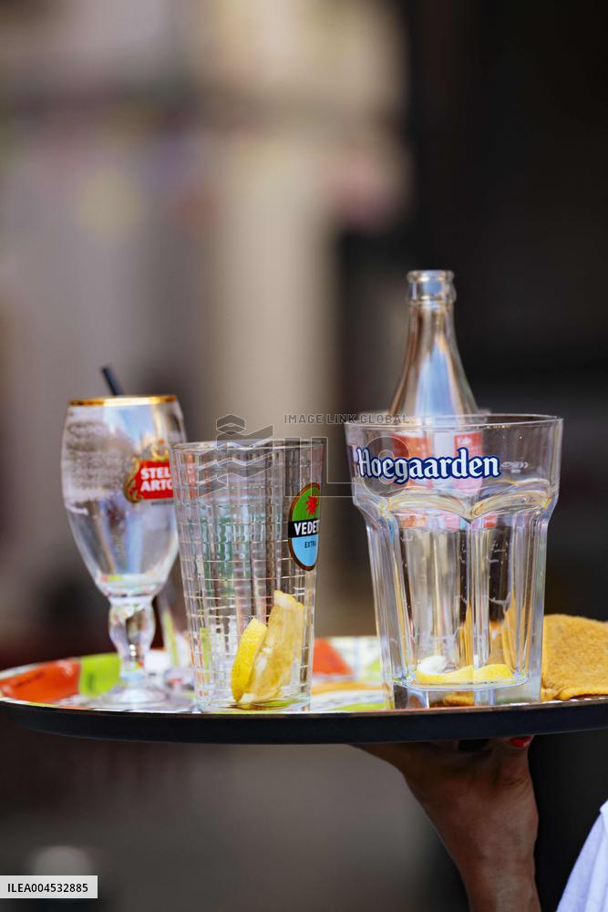 Illustration - Cooling Down on A Hot Day - Montauban