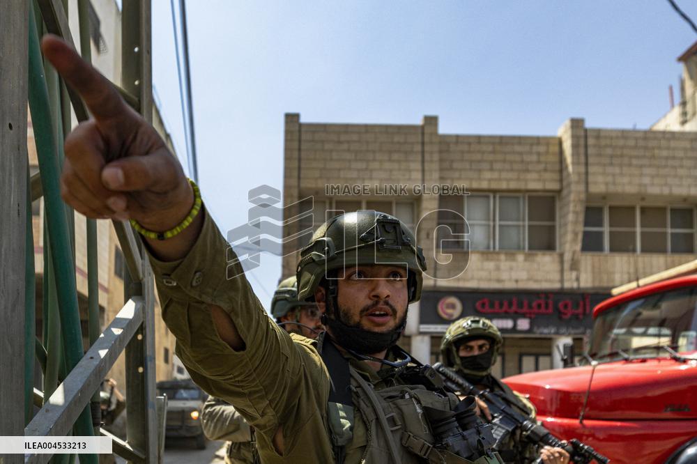 Nablus Israeli Soldiers Explode Blacksmith Shop - West Bank