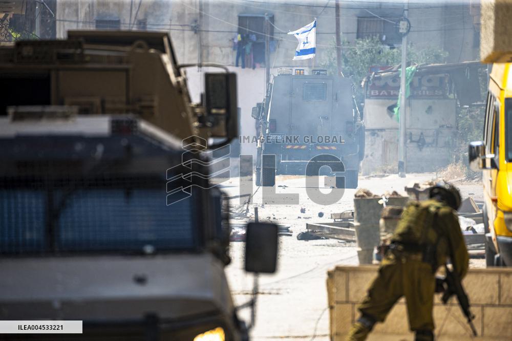 Nablus Israeli Soldiers Explode Blacksmith Shop - West Bank
