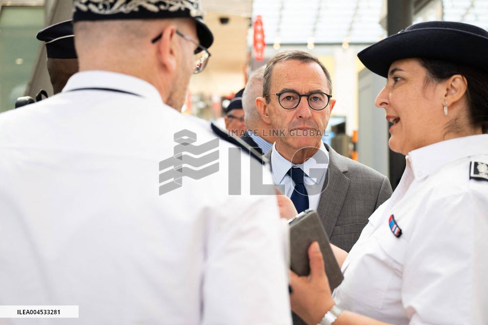 Bruno Retailleau at Gare du Nord Against Illegal Immigration - Paris