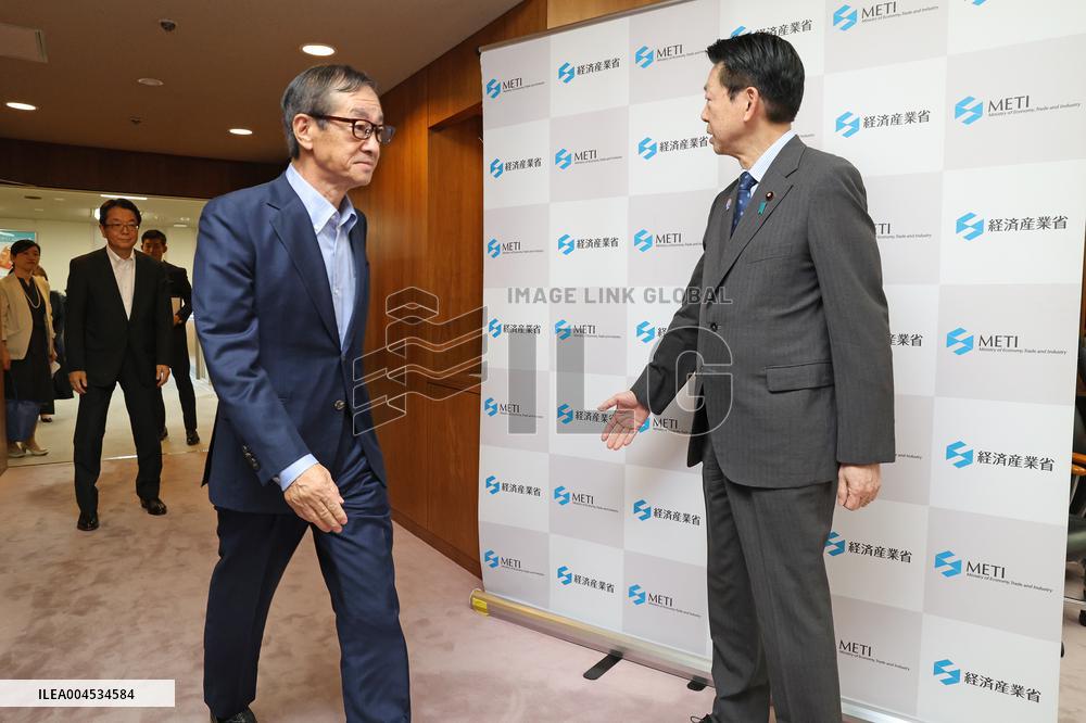 Meeting between METI Minister Muto and Eiji Hashimoto, Chairman and CEO of Nippon Steel Corporation