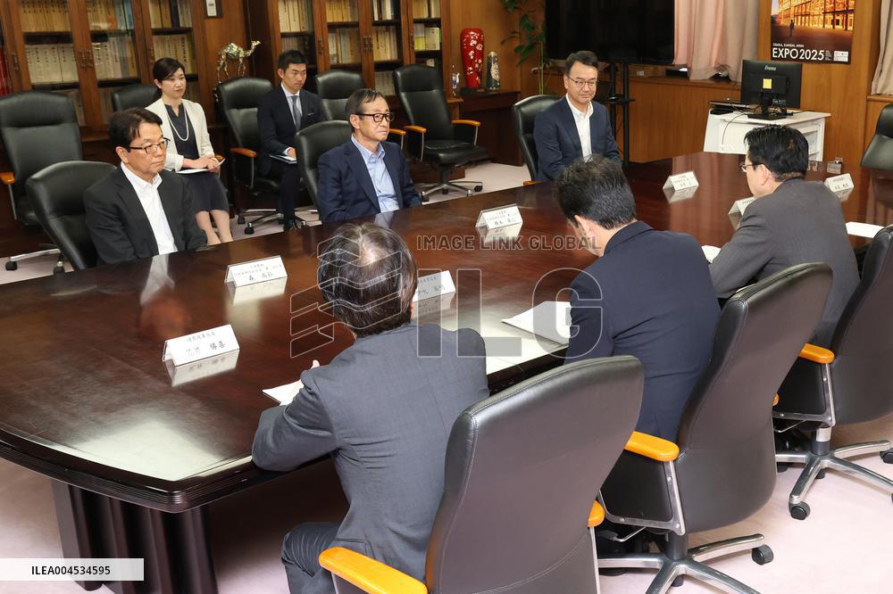 Meeting between METI Minister Muto and Eiji Hashimoto, Chairman and CEO of Nippon Steel Corporation