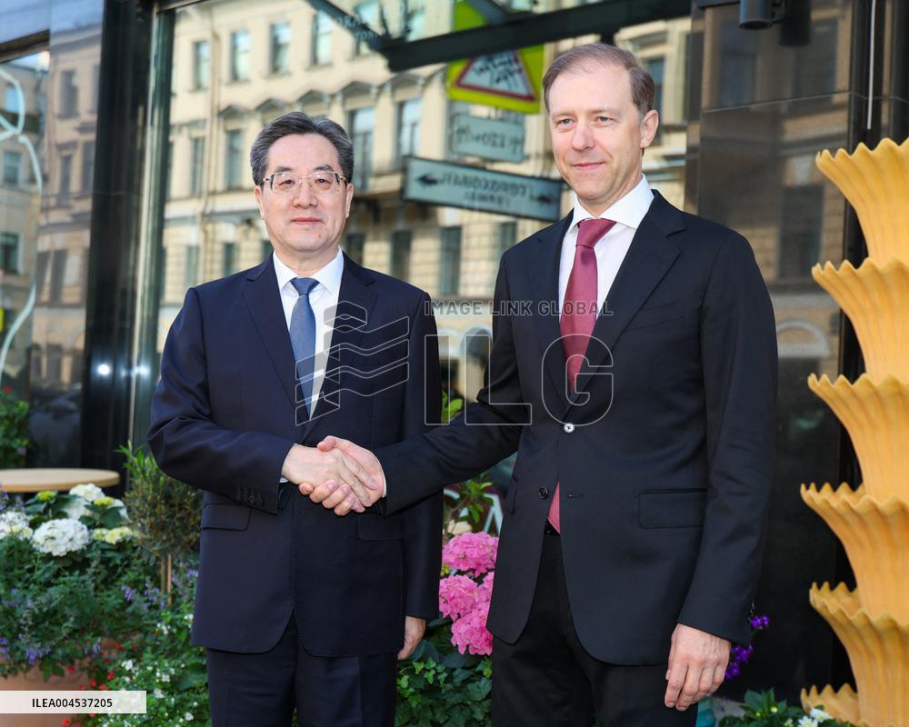 Chinese Officials Visit Russia - St. Petersburg