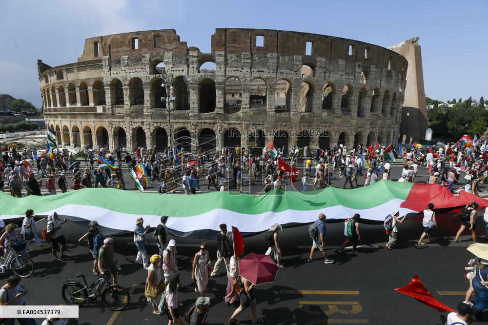 March Against War And Rearm - Rome