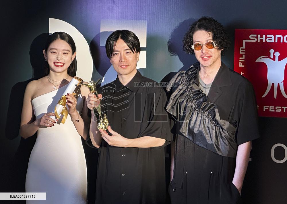 "On Summer Sand" wins award at Shanghai film festival