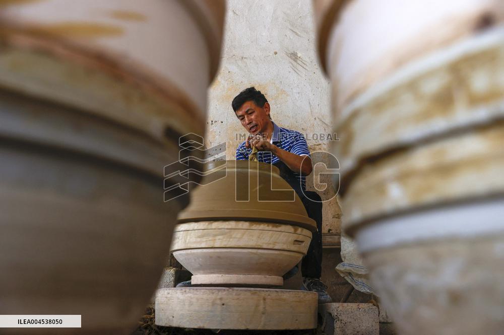 Guidong Pottery Making - China