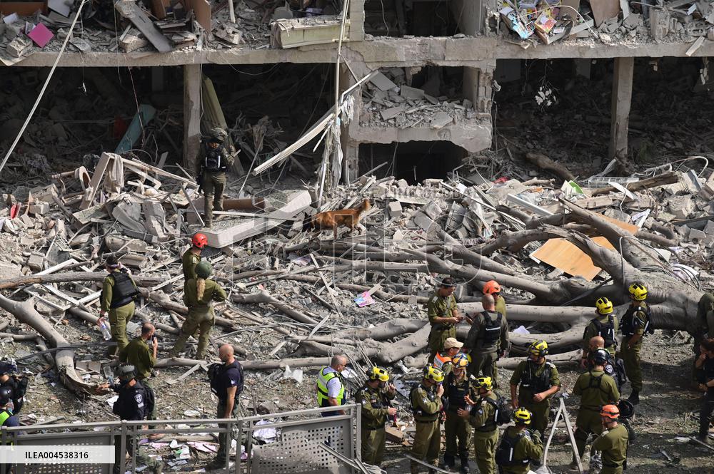 Iranian Ballistic Missiles Attack On Israel - Tel Aviv