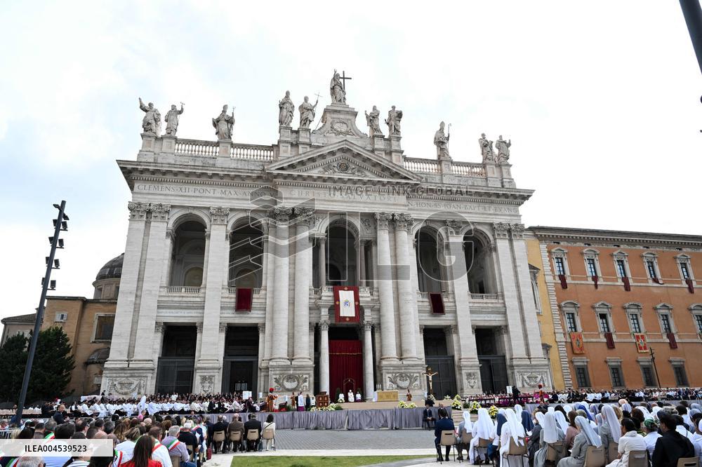 Pope Francis Celebrates The Corpus Christi Mass - Rome
