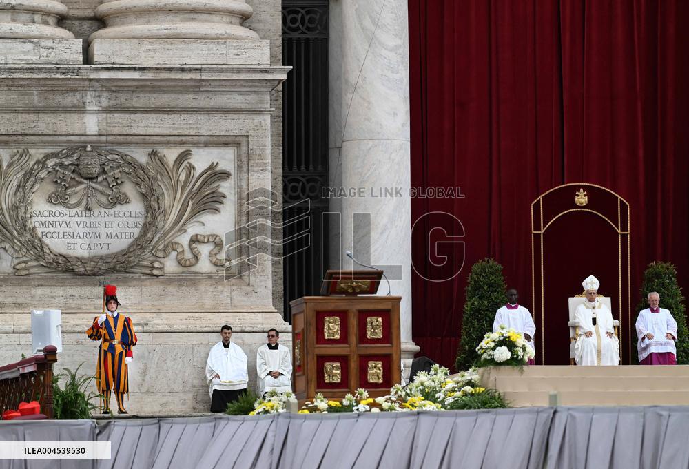 Pope Francis Celebrates The Corpus Christi Mass - Rome