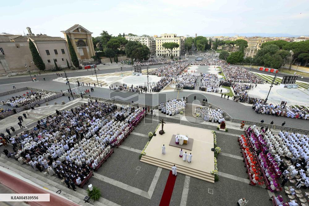 Pope Francis Celebrates The Corpus Christi Mass - Rome