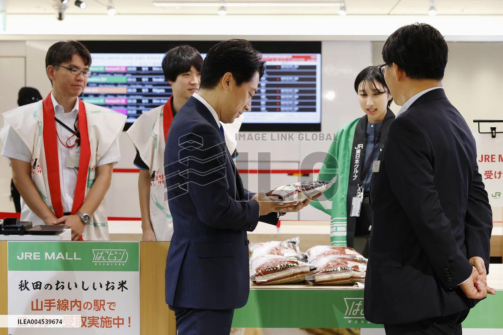 Farm minister inspects brand rice sale at JR Tokyo Station