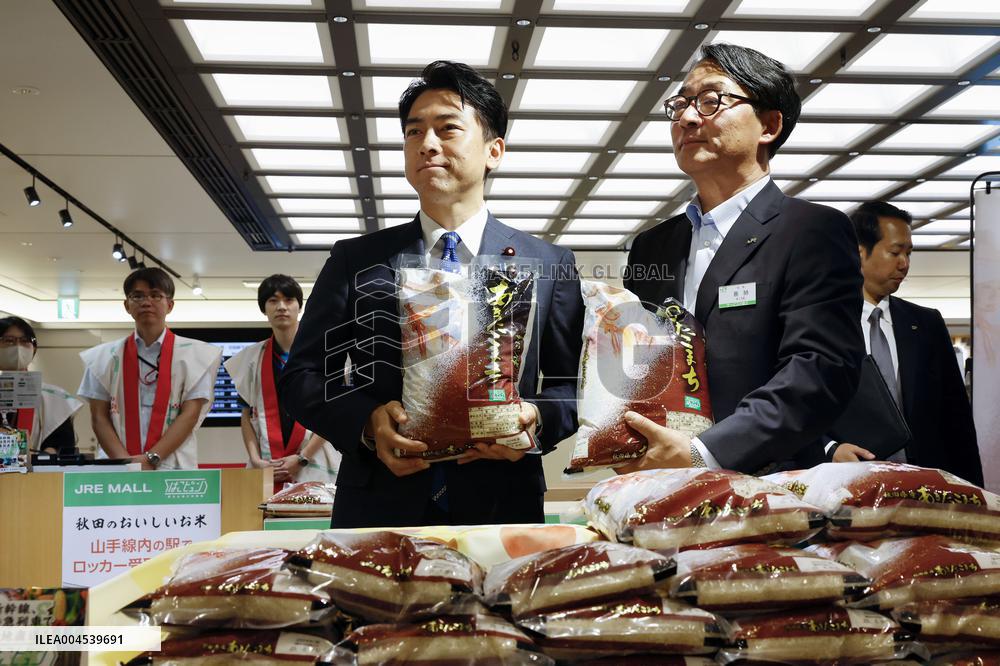 Farm minister inspects brand rice sale at JR Tokyo Station