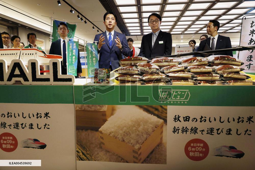 Farm minister inspects brand rice sale at JR Tokyo Station