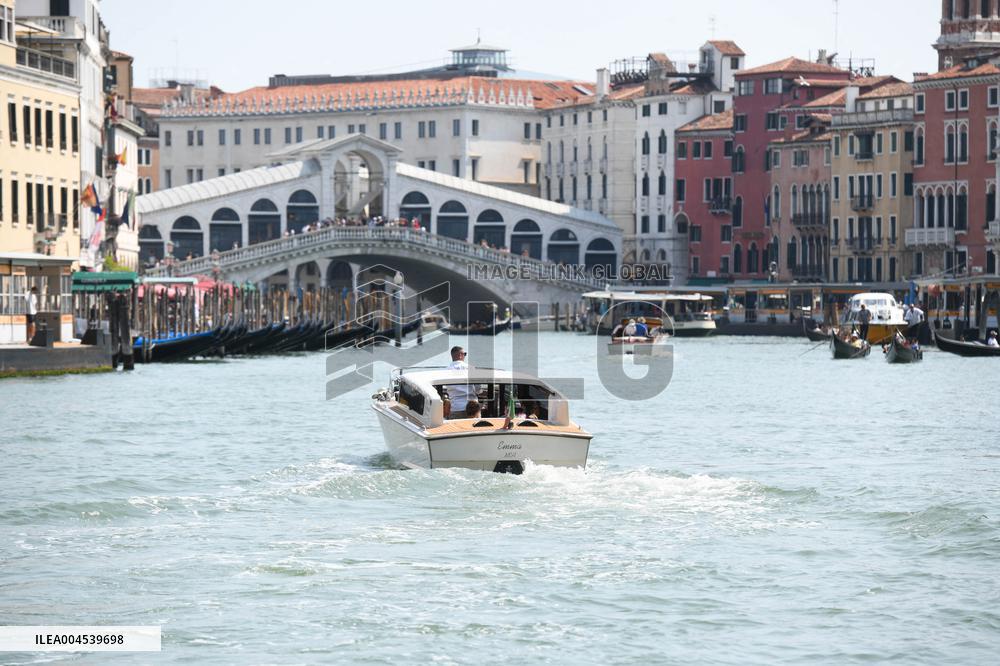 Illustration Of Cabs In The City Of Venice